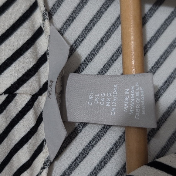 H&M Blouse Striped V-neck Cap Sleeve Work Professional Cream Black Size Large - Picture 3 of 7